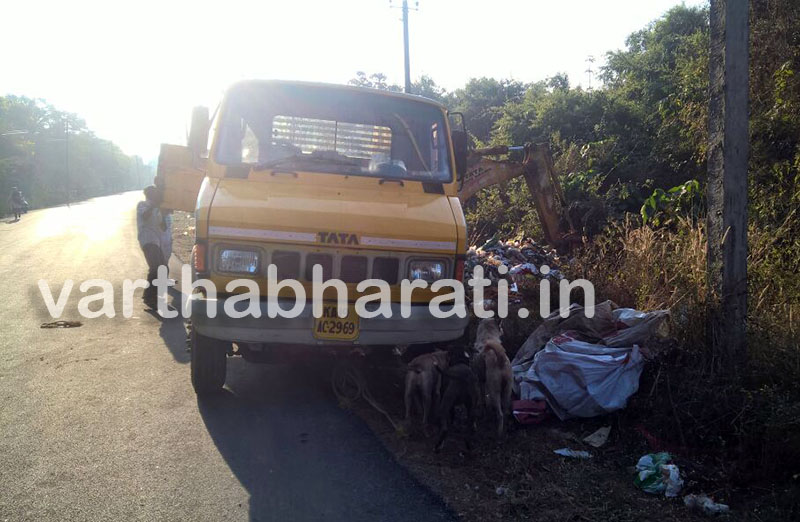 ತಮ್ಮ ಗ್ರಾಮದಲ್ಲಿ ತ್ಯಾಜ್ಯ ಸುರಿದ ಗುತ್ತಿಗೆದಾರನಿಗೆ ದಂಡ ವಿಧಿಸಿ, ವಾಹನವನ್ನು ಠಾಣೆಗೆ ಒಪ್ಪಿಸಿದ ಪಂಚಾಯತ್